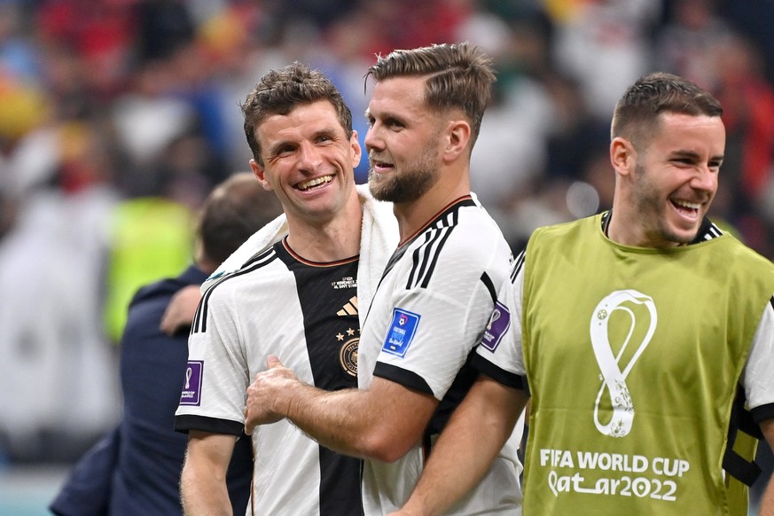 Sport Themen der Woche KW47 Sport Bilder des Tages v.li:Thomas MUELLER GER mit Niclas FUELLKRUG GER nach Spielende,Freude,Umarmung. Re:Christian GUENTER GER. Spanien ESP - Deutschland GER 1-1, Gruppen ...