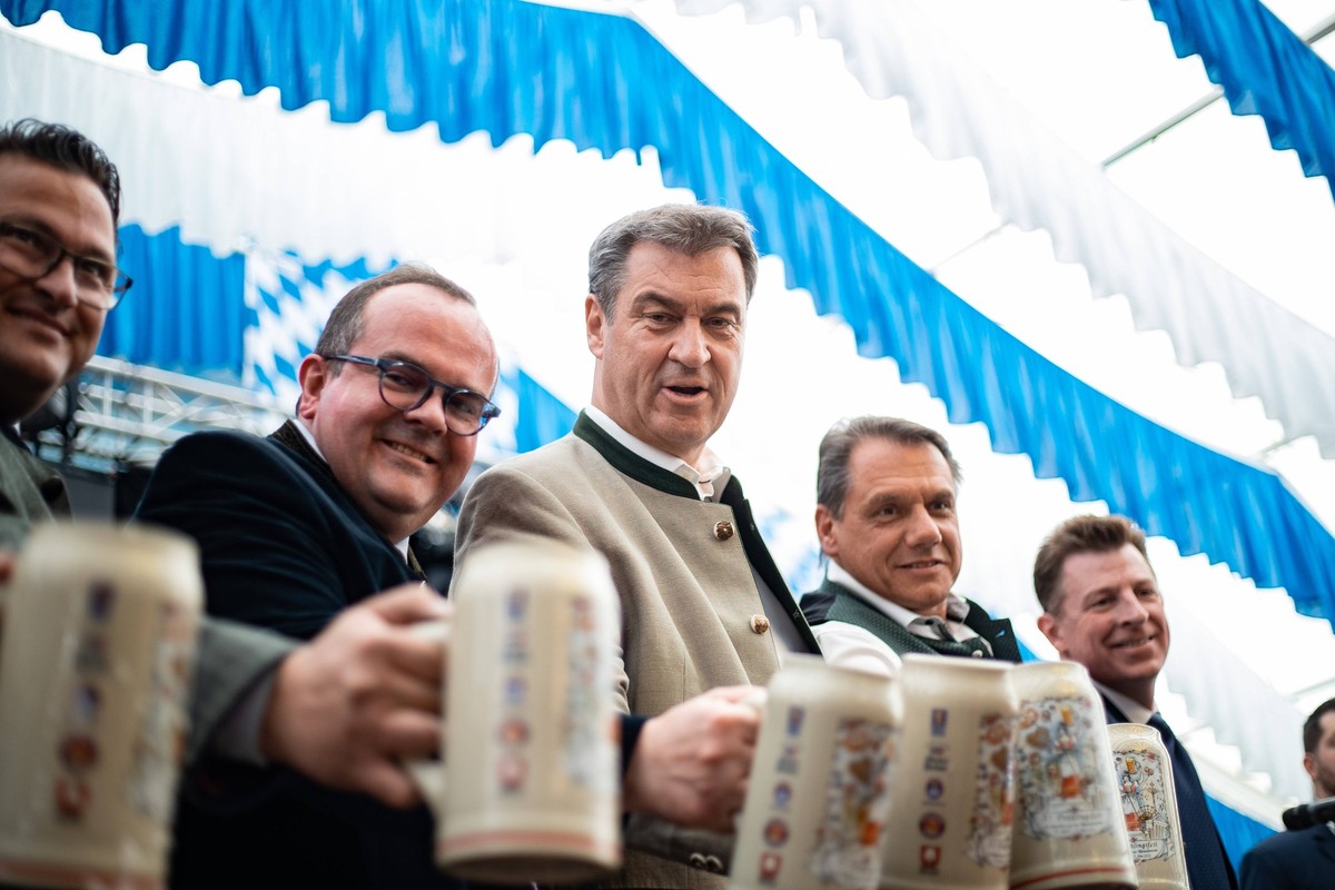 Eröffnung des Münchner Frühlingsfest 2023 Clemens Baumgärtner und Markus Söder CSU , Timothy Liston beim Anstoßen bei der Eröffnung des 57. Münchner Frühlingsfest am 21.4.23 in München. -- Clemens Bau ...