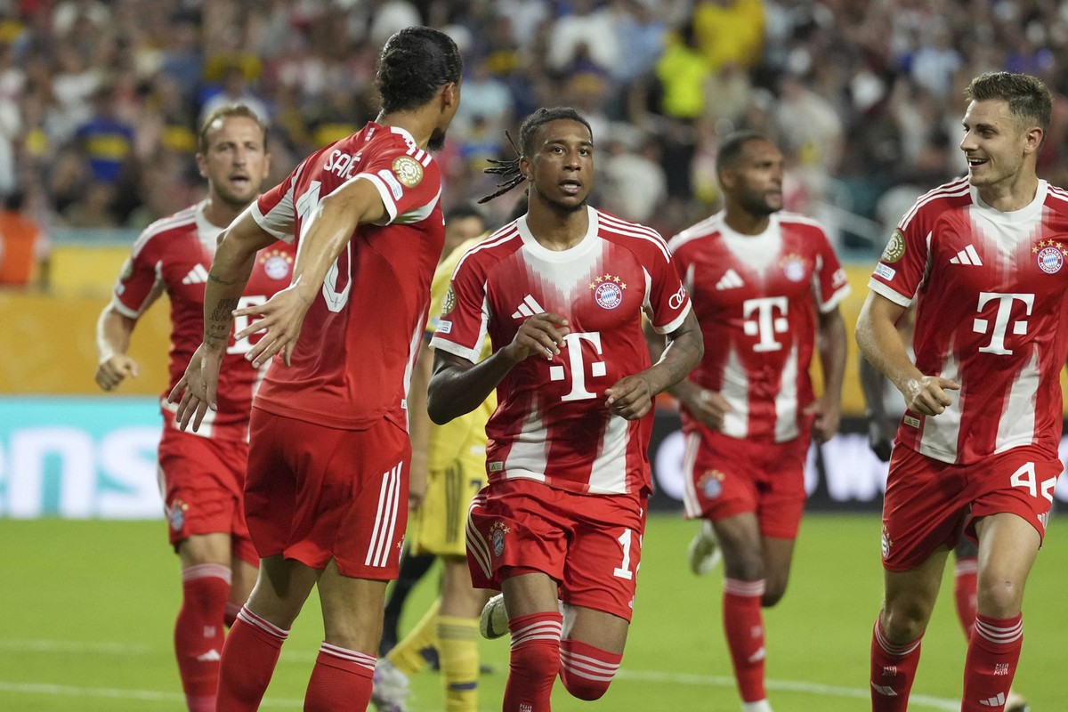 Bayern Munich&#039;s Michael Olise, center, celebrates scoring his side&#039;s 2nd goal during the Club World Cup Group C soccer match between Bayern Munich and Boca Juniors in Miami Gardens, Fla., Fr ...