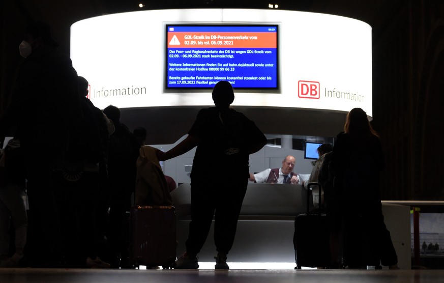 dpatopbilder - 02.09.2021, Sachsen, Leipzig: Reisende am Informationsstand der Bahn im Hauptbahnhof. Auf Grund eines Streiks der Gewerkschaft der Lokf
