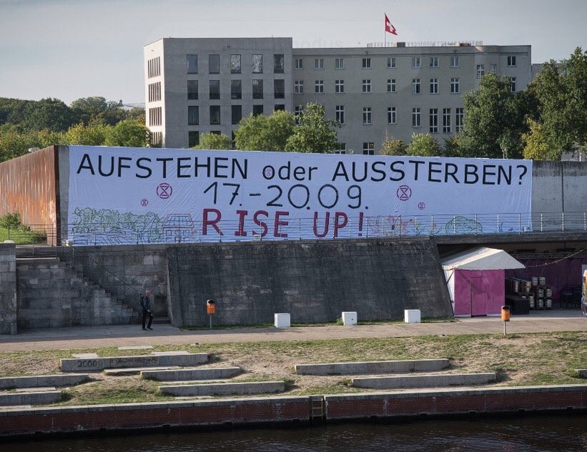 Das Banner weist auf die bevorstehende Aktionsreihe "Herbst Rebellion" hin.