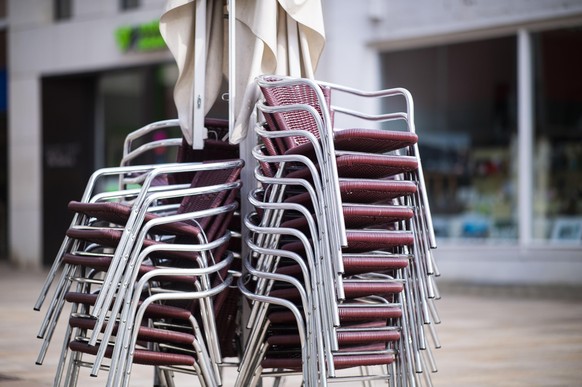 Leere Stühle und Tische eines Gastronomiebetriebs in der Fußgängerzone der Stadt Lübbecke. Foto: Kirchner-Media/Wedel