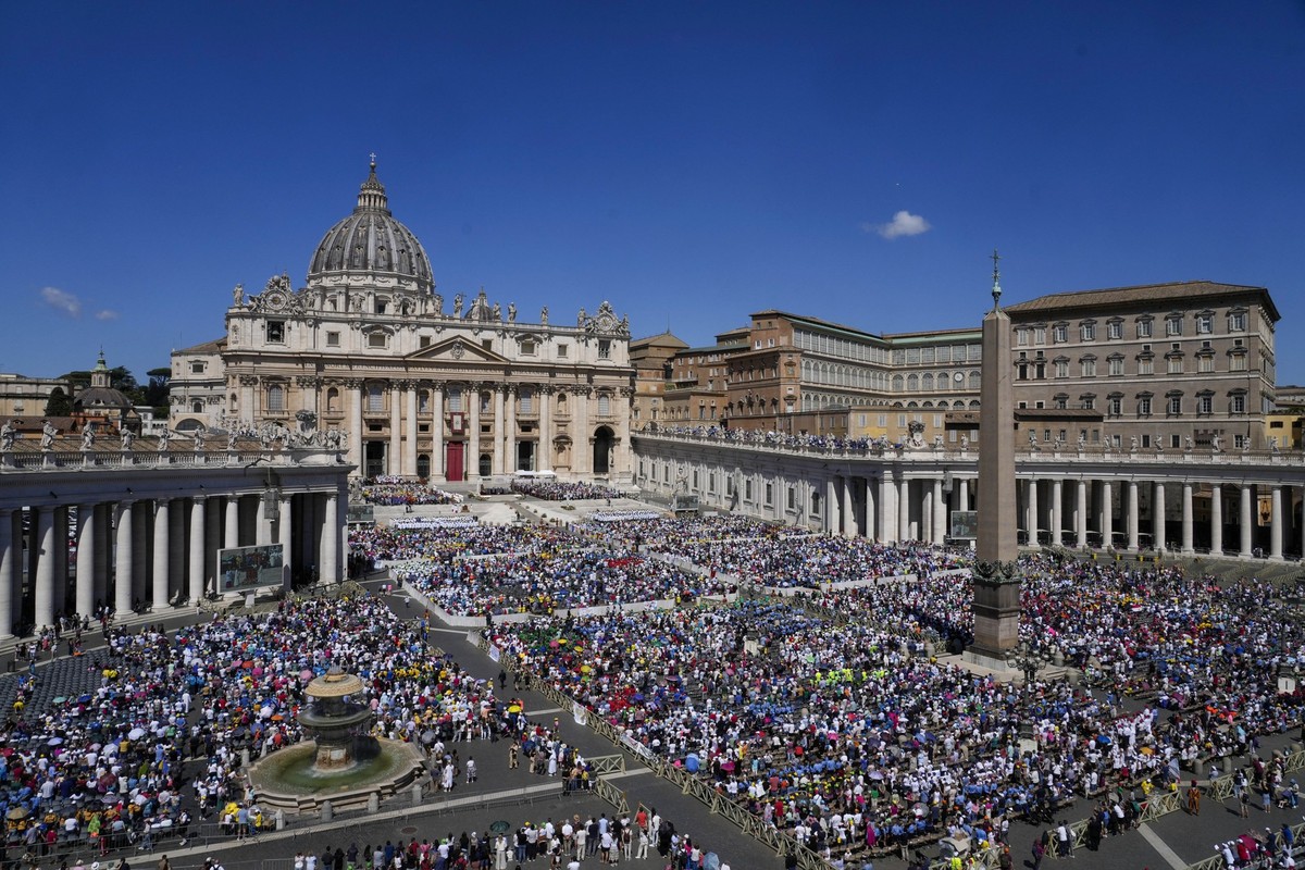 26.05.2024, Vatikan, Vatikanstadt: Menschen versammeln sich auf dem Petersplatz, um an einer von Papst Franziskus geleiteten Messe zum Weltkindertag teilzunehmen. Foto: Gregorio Borgia/AP/dpa +++ dpa- ...
