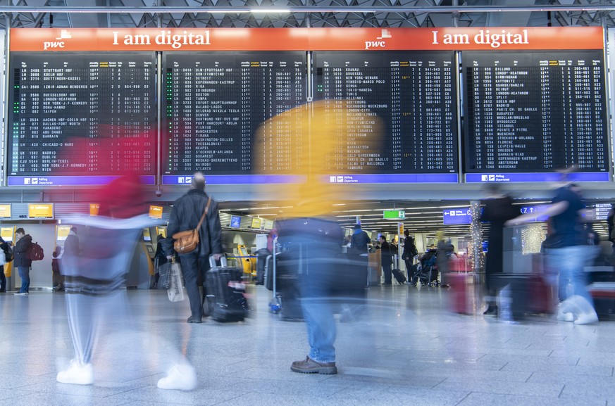 Archivbild: Reisende am Flughafen Frankfurt. Dort werden Passagiere derzeit gezielt über das neuartige Coronavirus informiert. Gesundheitschecks bei der Einreise gebe es derzeit aber nicht, so eine Sp ...