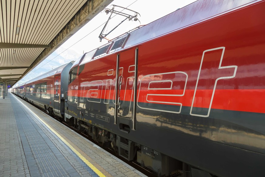 ÖBB RailJet Logo locomotive train Innsbruck main railway station Austria Österreichische Bundesbahnen