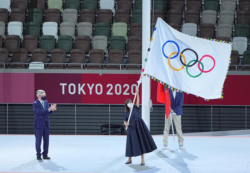 Die Bürgermeisterin von Paris, dem nächsten Austragungsort der olympischen Spiele, Anne Hidalgo, schwenkt die olympische Fahne bei der Abschlussfeier.
