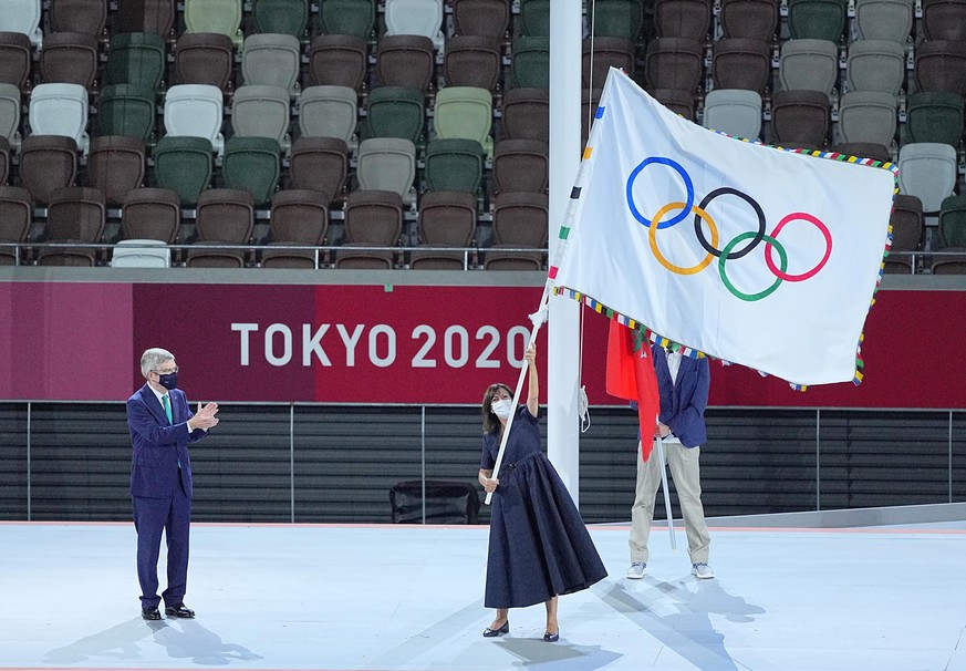 Olympia: Abschlussfeier im Olympiastadion. Die Bürgermeisterin von Paris, dem nächsten Austragungsort der olympischen Spiele, Anne Hidalgo, schwenkt die olympische Fahne. Der Präsident des Internation ...