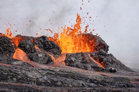 Lava fließt aus dem Vulkan Fagradalsfjall. Auf Island hat ein erneuter Vulkanausbruch begonnen. Die erwartete Eruption habe in der Nähe des Bergs Fagradalsfjall auf der Reykjanes-Halbinsel südwestlich ...
