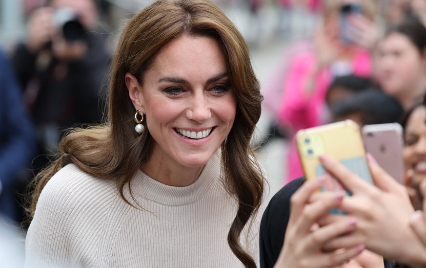 Prinzessin Kate besucht Nottingham Trent University . 11/10/2023. Nottingham , United Kingdom. Kate Middleton, the Princess of Wales , leaving Nottingham Trent University, United Kingdom, after an eng ...