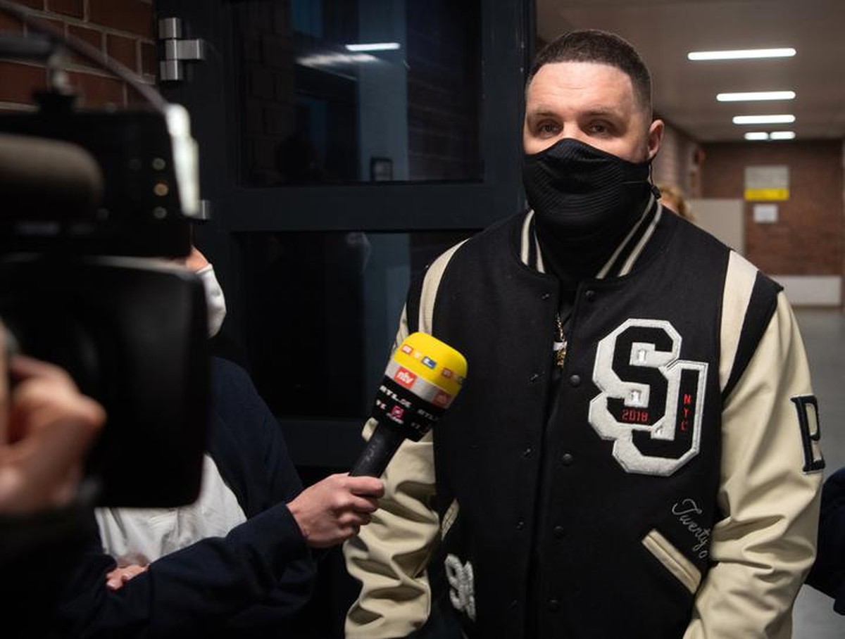 Auf dem Weg zum Gerichtssaal wir Fler von Kameras begleitet.