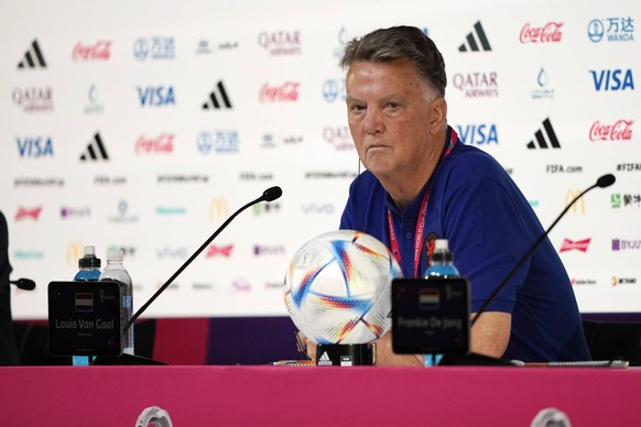 DOHA, 28-11-2022 Oranje in Qatar. press conference, PK, Pressekonferenz Netherlands before the match Netherlands - Qatar for World Cup Football Qatar 2022. Netherlands trainer Louis van Gaal Press con ...