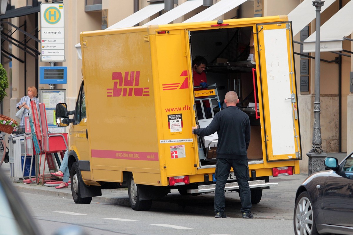 DHL Zusteller und Lieferwagen in der Maximilianstraße in der Innenstadt München, Bayern, Deutschland

DHL Deliverers and Vans in the Maximilian street in the Inner city Munich Bavaria Germany
