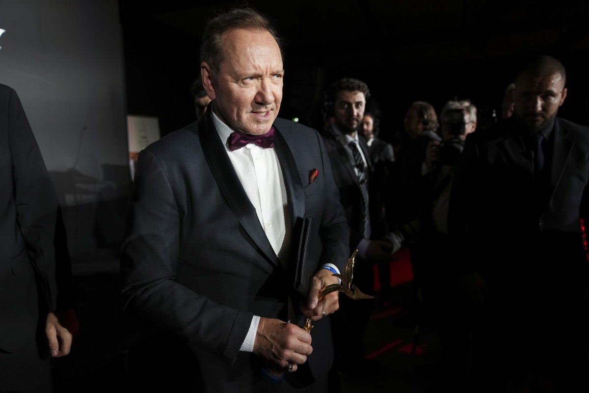 20.05.2025, Frankreich, Cannes: Kevin Spacey erhält den Preis für herausragende Leistungen in Film und Fernsehen während des Better World Fund 10th Anniversary Gala Dinner im Rahmen des 78. internatio ...