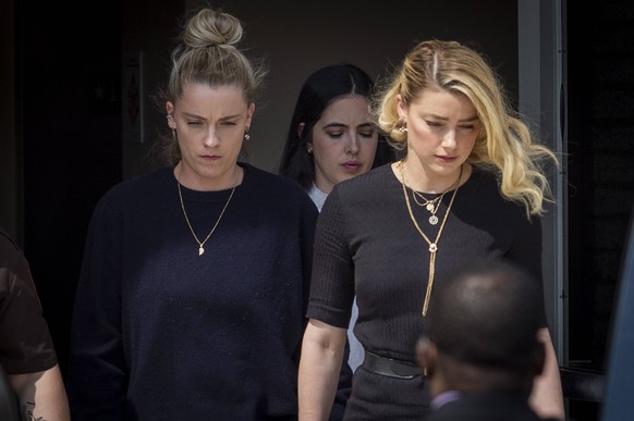 Amber Heard nach Schuldspruch im Prozess gegen Johnny Depp in Fairfax June 1, 2022, Washington, District of Columbia, USA: Actress Amber Heard, right, and her sister Whitney Heard, left, depart the Fa ...