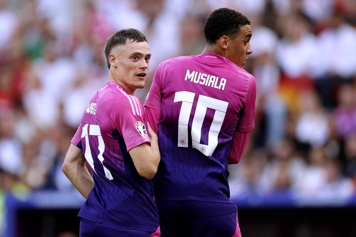 MUSIALA Jamal Team Deutschland mit WIRTZ Florian bei einer Mauer UEFA Fussball Europameisterschaften 2024 in Deutschland Spiel Deutschland - Ungarn 2 : 0 am 19.06. 2024 in Stuttgart DFL REGULATIONS PR ...