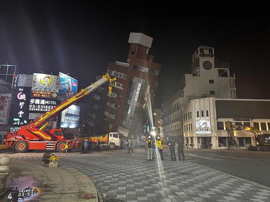 240403 -- TAIPEI, April 3, 2024 -- This photo taken on April 3, 2024 shows a tilted building after a 7.3-magnitude earthquake jolted the sea area near Hualien, southeast China s Taiwan. The 7.3-magnit ...