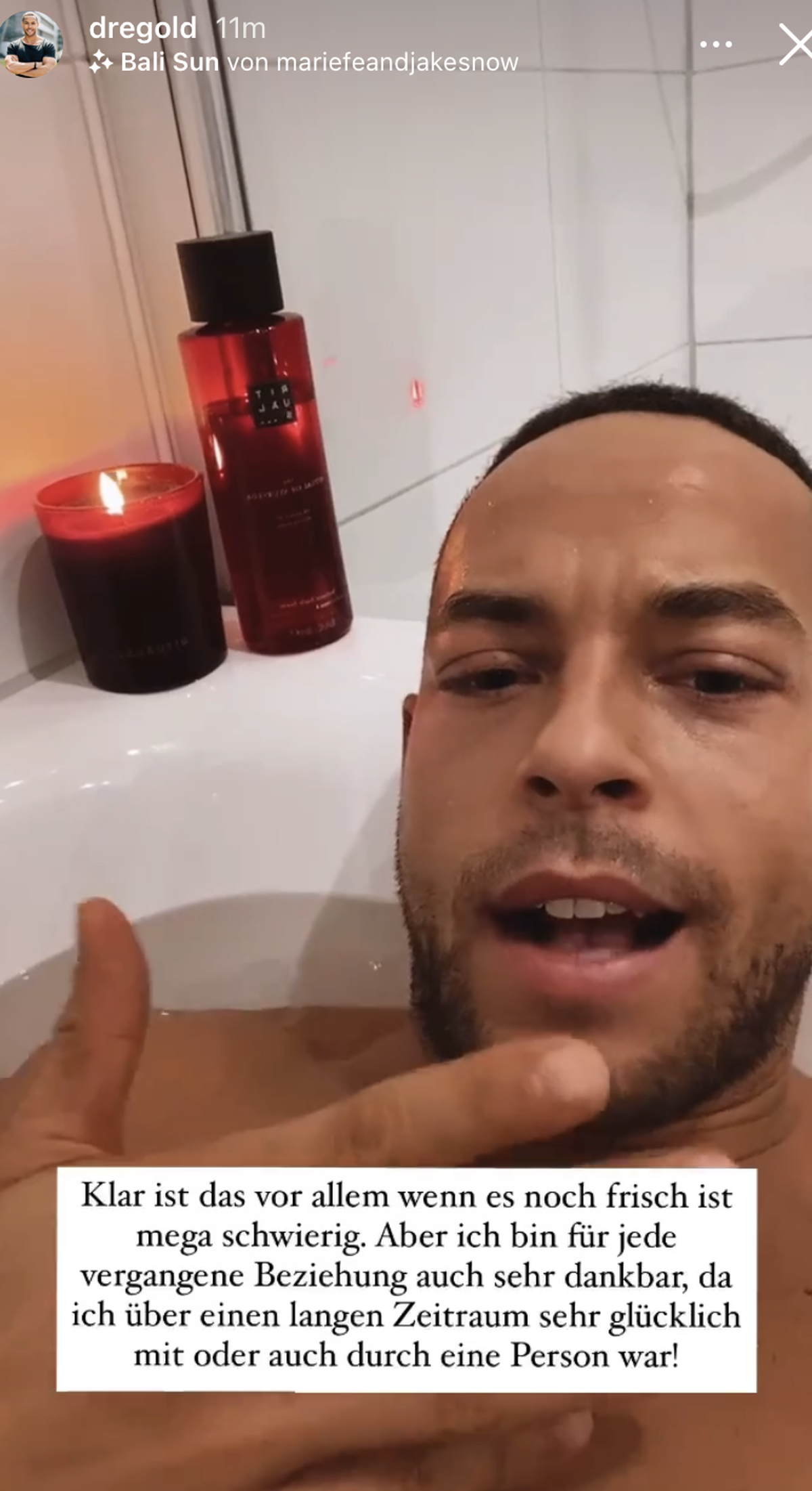 Aus der Badewanne heraus beantwortet der Ex-Bachelor Fan-Fragen.