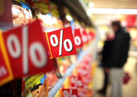 ARCHIV - 13.02.2012, Nordrhein-Westfalen, K�ln: Prozentzeichen h�ngen in einem Supermarkt an Regalen. (zu dpa &quot;Zu Ostern locken die Sonderangebote&quot;) Foto: Oliver Berg/dpa +++ dpa-Bildfunk ++ ...