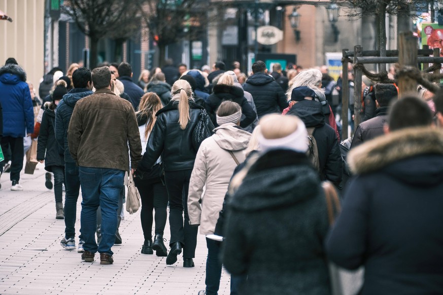 Düsseldorf 02.04.2022 Einkaufstaschen Flinger Strasse Flingerstrasse keine Maskenpflicht mehr Einkaufsstrasse Einkaufsstraße Shoppingmeile Einkaufsmeile Corona Pandemie Covid Corona Lockdown Masken Ei ...