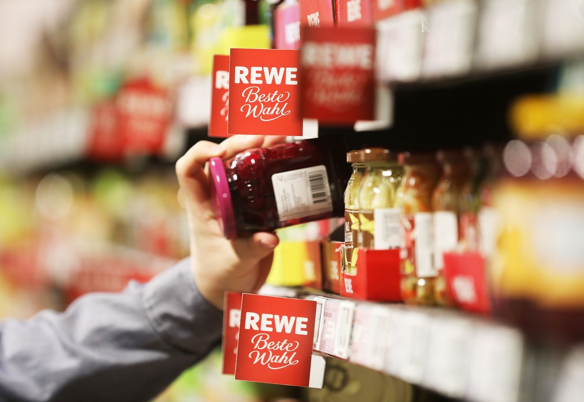 ARCHIV - 15.04.2021, Nordrhein-Westfalen, K�ln: Ein Mann nimmt in einem Supermarkt ein Glas aus dem Regal. (zu dpa &quot;Rewe: Markenartikler fordern Preisanhebungen in Milliardenh�he&quot;) Foto: Oli ...