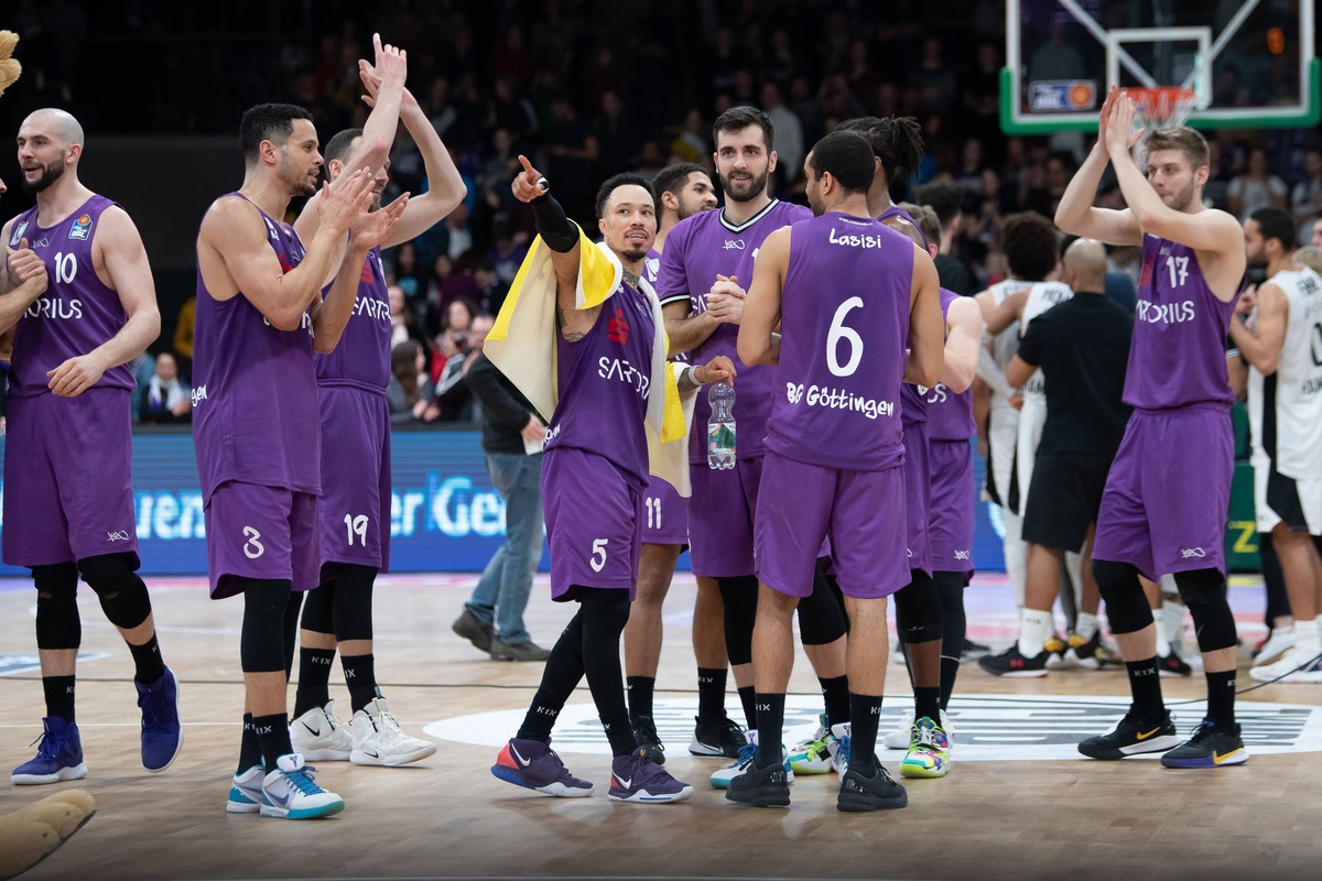 BG G�ttingen - Hamburg Towers 07.03.2020, Basketball-Bundesliga easyCredit-BBL, Saison 2019 / 2020, Hauptrunde, 22. Spieltag, BG G�ttingen - Hamburg Towers. G�ttingens Spieler feiern nach dem Spiel. G ...