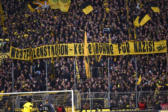 Die Dortmunder Ultra-Gruppe im "The Unity" im Jahr 2015 mit klarer Botschaft gegen Rechts.