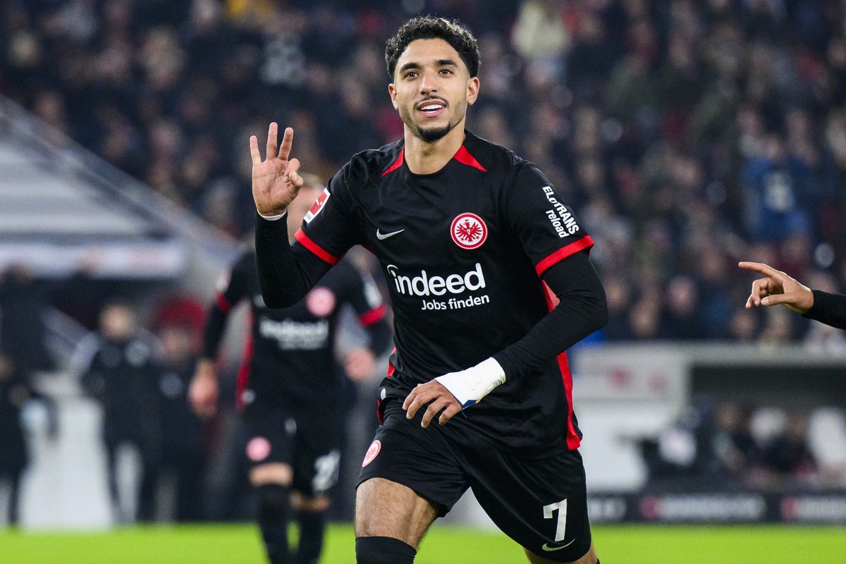 ARCHIV - 10.11.2024, Baden-Württemberg, Stuttgart: Fußball: Bundesliga, VfB Stuttgart - Eintracht Frankfurt, 10. Spieltag, MHPArena. Frankfurts Omar Marmoush jubelt nach seinem Tor zum 0:3. (zu dpa: « ...