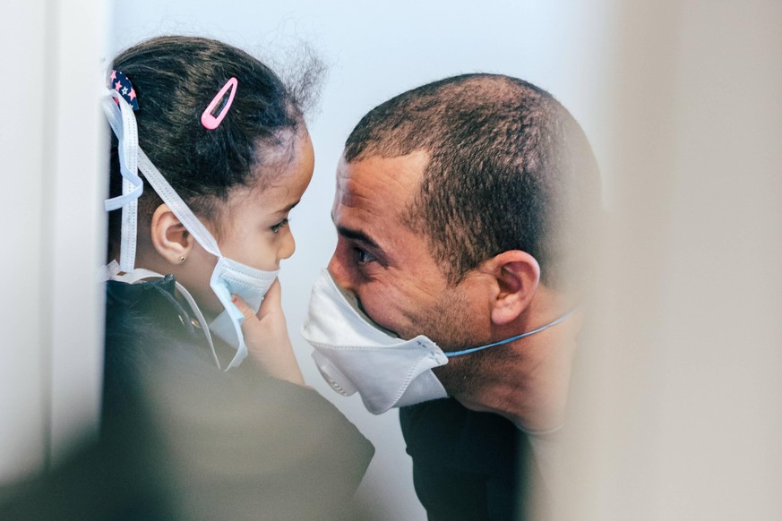 FRANCE - STRASBOURG - EU - PARLIAMENT - COVID SCREENING CENTER A father with his daughter also came to carry out a screening at the European Parliament. Four laboratories will take samples from the 21 ...