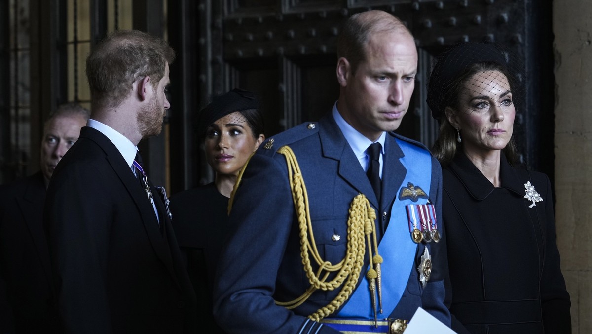Britain&#039;s Prince William, second right, Kate, Princess of Wales, right, Prince Harry, left, and Meghan, Duchess of Sussex, second left, leave after they paid their respects to Queen Elizabeth II  ...