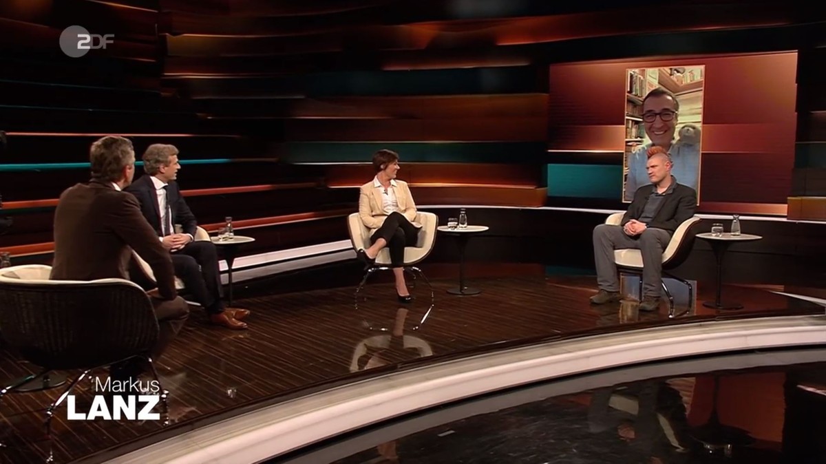 Cem Özdemir: Bei seiner Verabschiedung saß auf seiner Schulter ein Stofftier, das sein Sohn in die Kamera hielt.