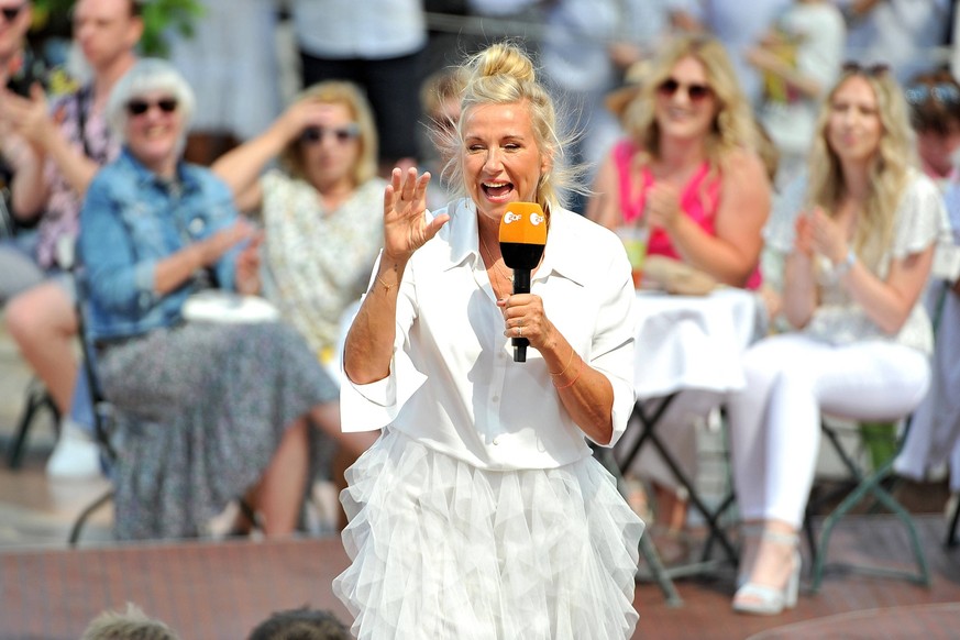 ZDF - Fernsehgarten. Moderatorin Andrea Kiwi Kiewel während der ZDF - Unterhaltungsshow Fernsehgarten am16.07.2023 in Mainz. 20230716MWI82070 *** ZDF Fernsehgarten host Andrea Kiwi Kiewel during the Z ...