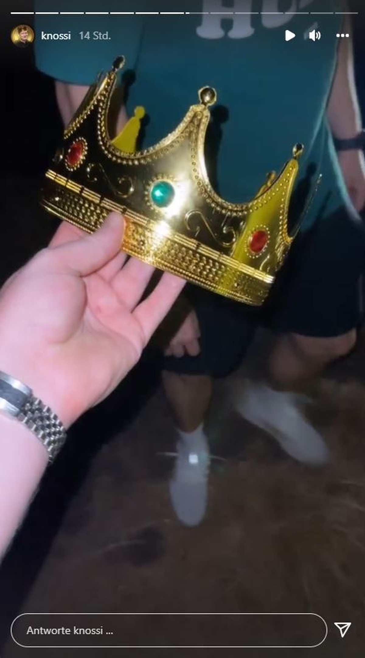 Als Dank gab es für den Fan Knossis Krone.