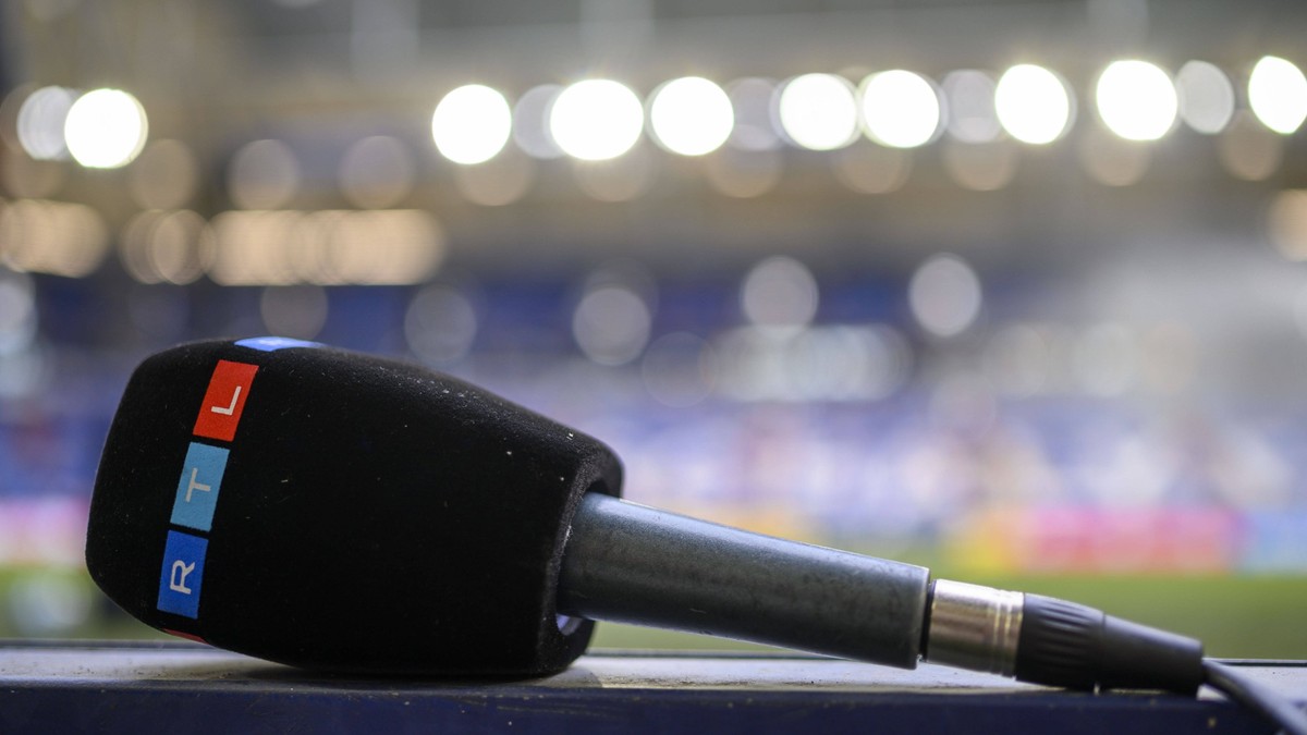 Fußball: Nationalmannschaft, Freundschaftsspiel, Deutschland - Kolumbien am 20.06.2023 in der Veltins-Arena in Gelsenkirchen Nordrhein-Westfalen. RTL Mikrofon im Stadion Flutlicht, Hinterleger, Featur ...