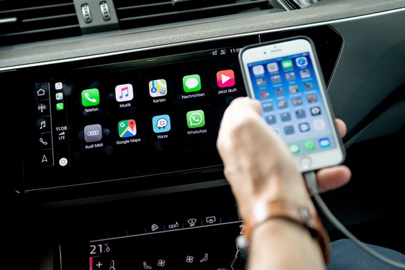 ILLUSTRATION - Zum Themendienst-Bericht von Claudius L�der vom 25. Juli 2022: Spiegelung als Prinzip: Die Grundidee von Apple Carplay und Android Auto ist es, Funktionen und Apps mit eingeschr�nktem F ...