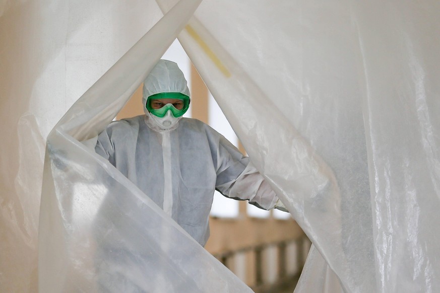 KHIMKI, MOSCOW REGION, RUSSIA - MAY 12, 2020: An employee at an entrance to the Contaminated Zone of the Federal Clinical Center of Higher Medical Technologies Clinical Hospital 119 of the Russian Fed ...