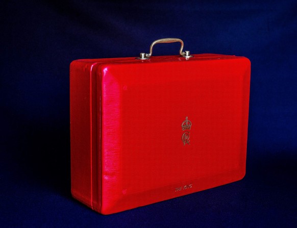 Diese "Red Box" ist die erste einer Reihe von Boxen, die Charles erhalten wird.