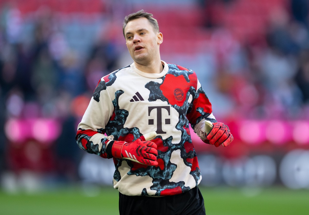 01.02.2025, Bayern, M�nchen: Fu�ball: Bundesliga, Bayern M�nchen - Holstein Kiel, 20. Spieltag in der Allianz Arena. Torwart Manuel Neuer von M�nchen w�rmt sich auf. (zu dpa: �Neuer verl�ngert Vertrag ...
