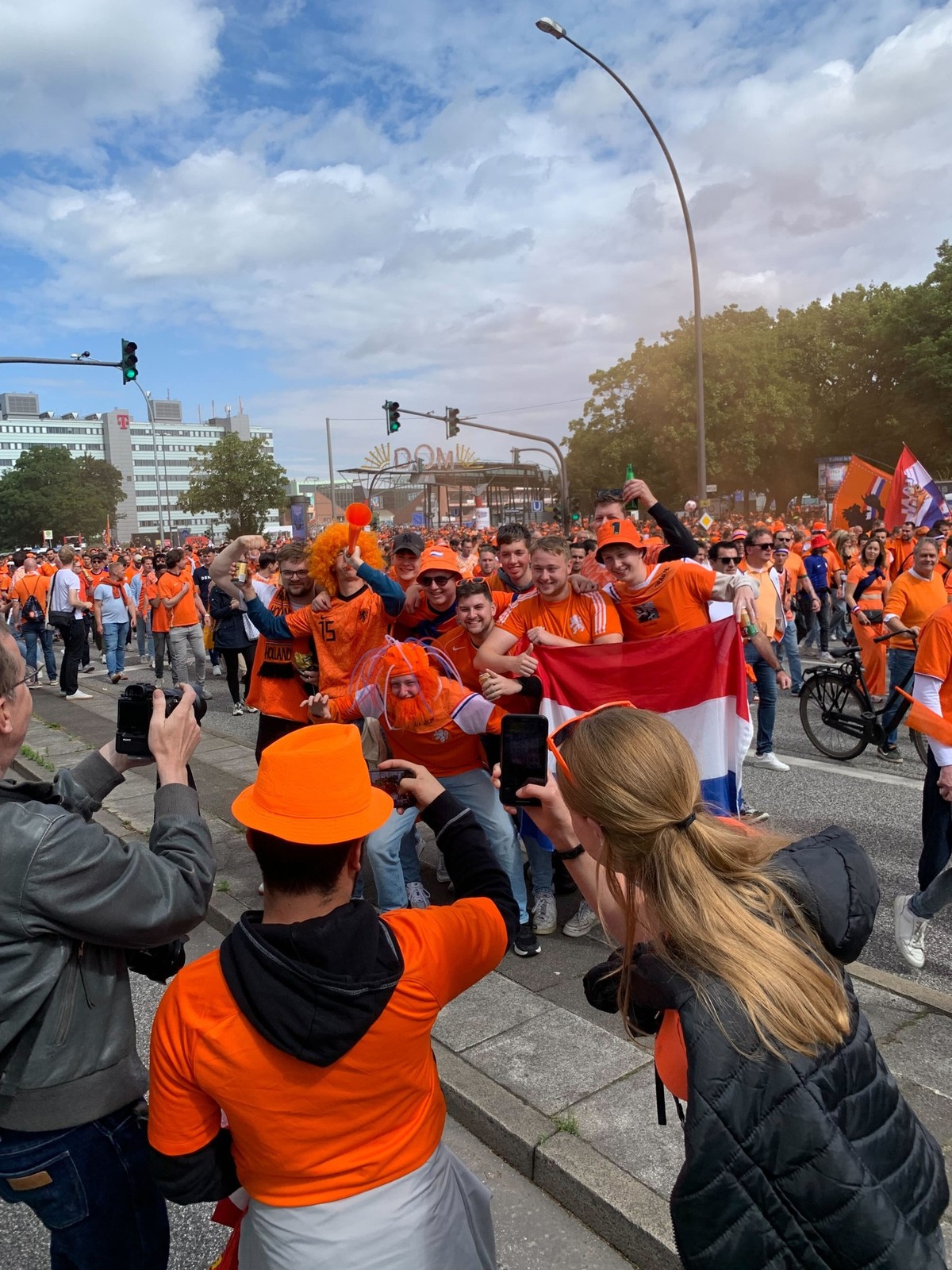 Die Oranje-Fans sind am Sonntagvormittag durch Hamburg gezogen.