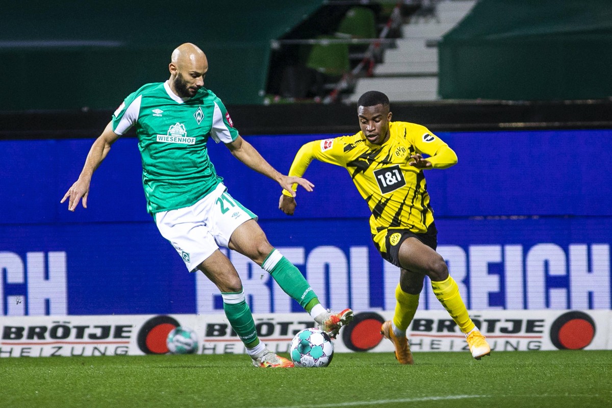 Youssoufa Moukoko (r.) im Duell mit Werder-Verteidiger Ömer Toprak.