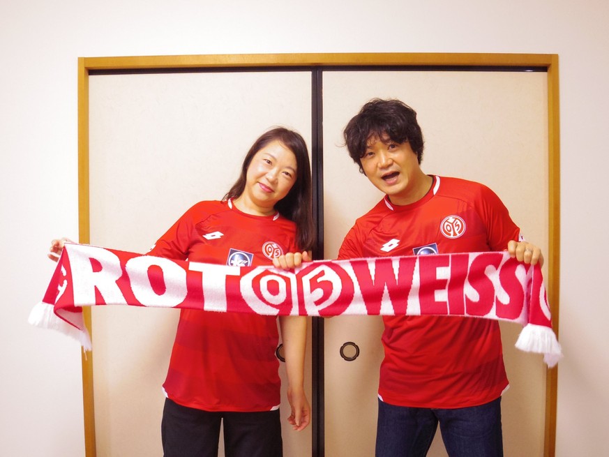 Yutaka (r.) und Satomi Iwakami sind große Fans von Mainz 05. Die beiden 48-jährigen Eheleute leben in Tokyo. Er ist IT-Analytiker, sie ist ausgebildete Kimono-Lehrerin.