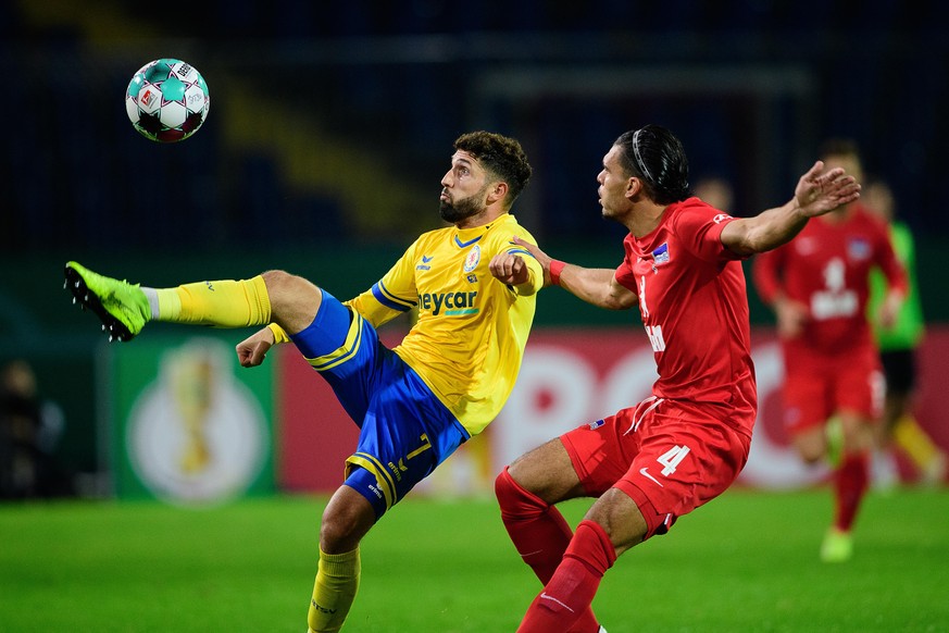 11.09.2020, Niedersachsen, Braunschweig: Fußball: DFB-Pokal, Eintracht Braunschweig - Hertha BSC, 1. Runde im Eintracht-Stadion. Braunschweigs Fabio Kaufmann (l) spielt gegen Berlins Karim Rekik. Foto ...