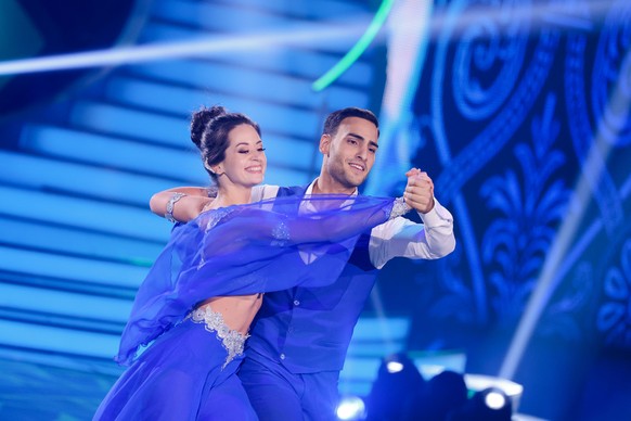 25.02.2022, Nordrhein-Westfalen, K�ln: Timur �lker, Schauspieler, und Malika Dzumaev, Profit�nzerin, tanzen in der RTL-Tanzshow &quot;Let&#039;s Dance&quot; im Coloneum. Foto: Rolf Vennenbernd/dpa +++ ...