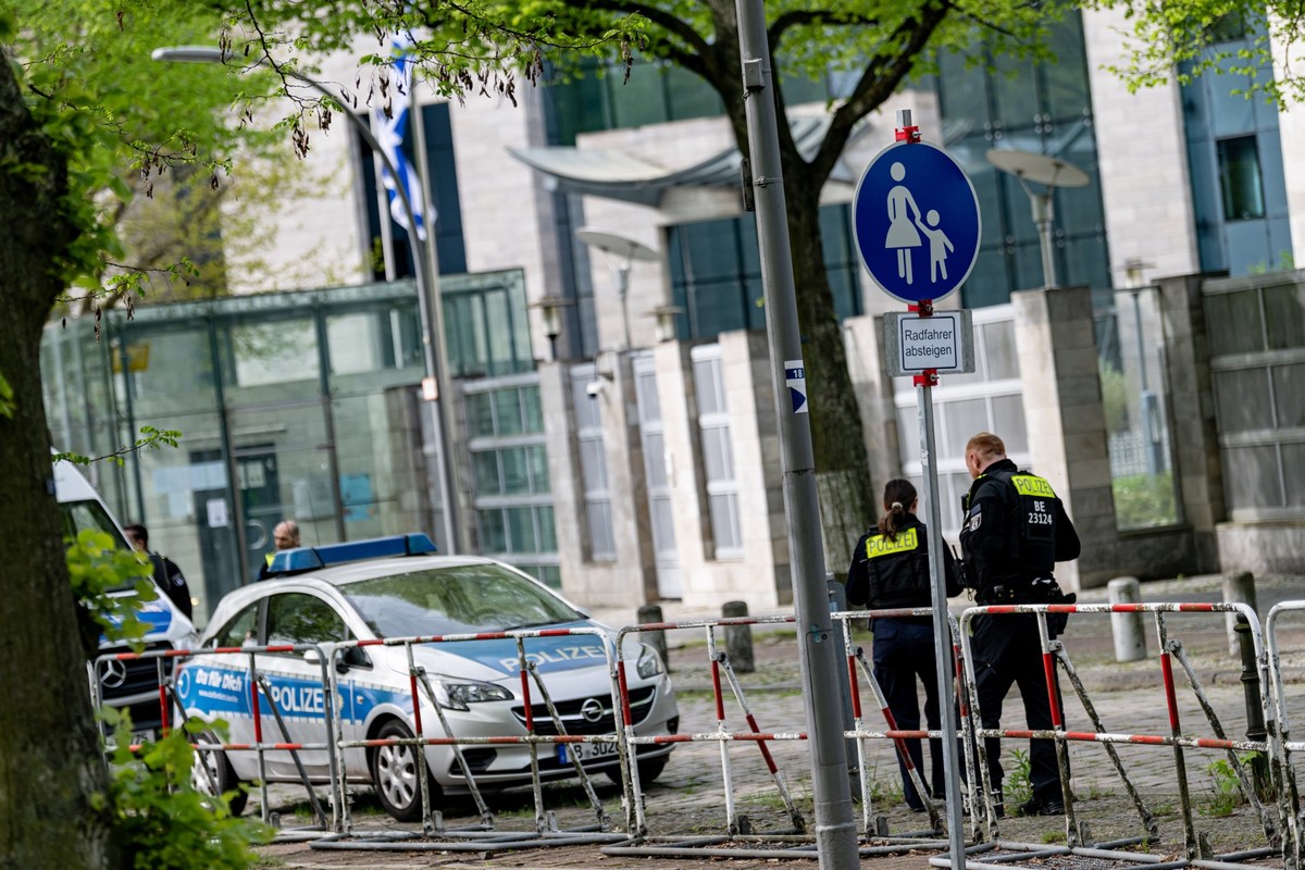 14.04.2024, Berlin: Polizei sichert die weiträuming abgesperrte israelische Botschaft. Erstmals in der Geschichte der Islamischen Republik hatte der Iran seinen Erzfeind Israel in der Nacht direkt ang ...