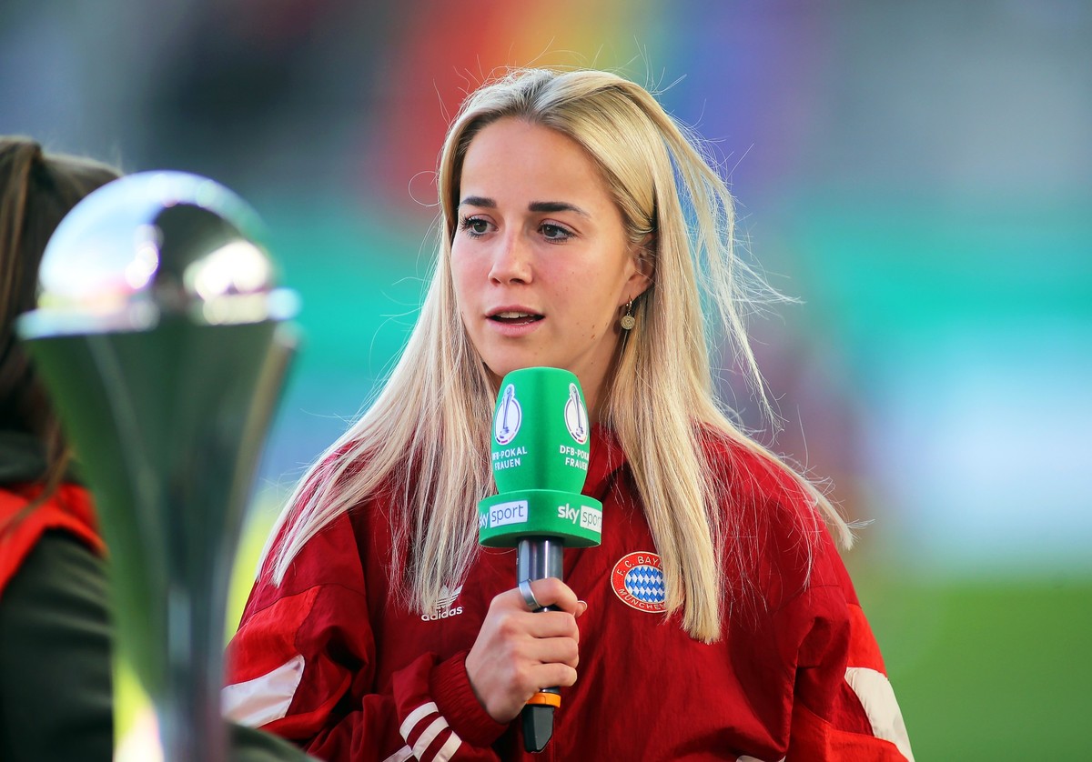 ARCHIV - 22.03.2025, Bayern, München: Fußball, Frauen: DFB-Pokal, FC Bayern München - TSG 1899 Hoffenheim, Halbfinale, FC Bayern Campus. Münchens Giulia Gwinn gibt in der Halbzeitpause ein Interview. ...