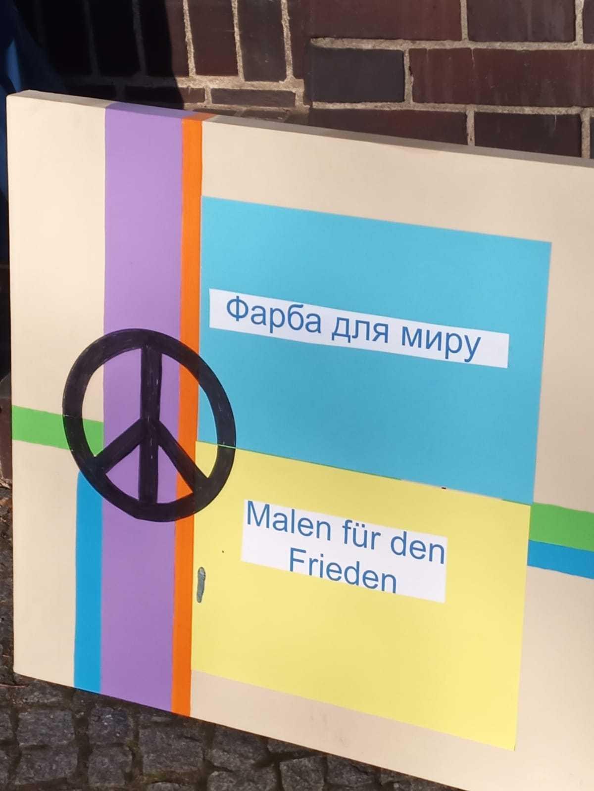Die freiwilligen Helfer im temporären Aufnahmelager sind nicht nur für die Organisation zuständig – Kinderbetreuung gehört auch dazu.