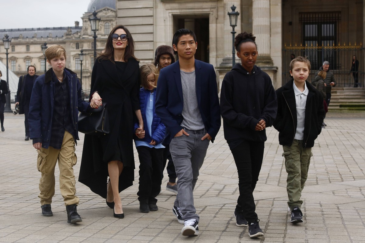 January 30, 2018 - Paris, Ile-de-France, France - ANGELINA JOLIE with her children Shiloh, Maddox, Vivienne Marcheline, Pax Thien, Zahara Marley, Knox Leon visit the Louvre. Paris France PUBLICATIONxI ...