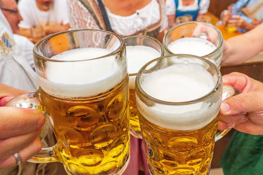 Erste frische Maß Bier, Wiesnbesucher stoßen an, Oktoberfest 2023, Eröffnungstag, 16. September 2023 Deutschland, München, 16.09.2023, Oktoberfestbesucher stoßen mit der ersten frischen Maß Bier an, M ...