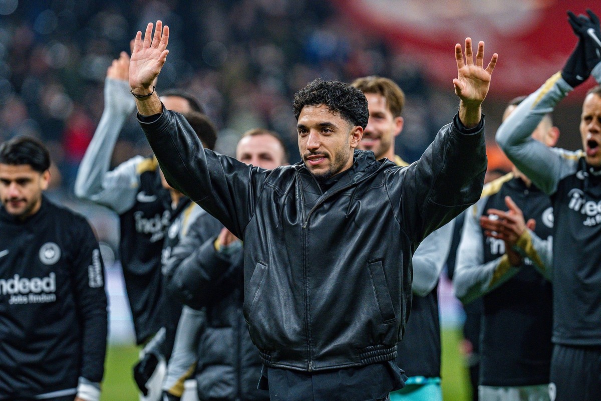17.01.2025, Eintracht Frankfurt vs. Borussia Dortmund, 1. Bundesliga, 18. Spieltag Omar Marmoush Eintracht Frankfurt, 7 wird verabschiedet Wichtiger Hinweis: Gemaess den Vorgaben der DFL Deutsche Fuss ...