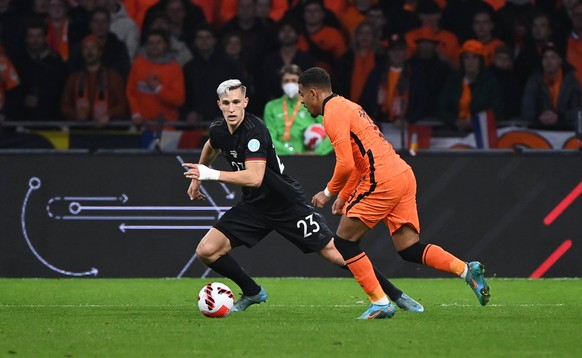 Fussball, Herren, Saison 2021/22, EM-Qualifikation, Test-L�nderspiel in Amsterdam, Niederlande - Deutschland, v. l. Nico Schlotterbeck Deutschland, Donyell Malen Niederlande, 29.03. 2022, *** Football ...