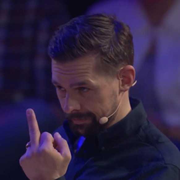 This middle finger went to Steven Gätjen.